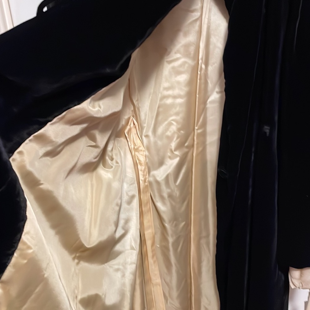 VINTAGE black velvet coat, lined in gold silk. Small. Needs repairs. - Picture 5 of 8